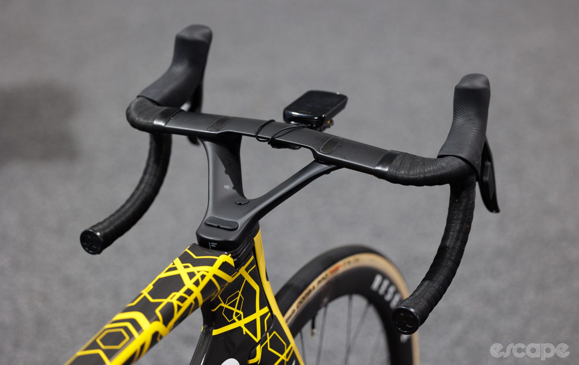 The one-piece bar/stem features a two-armed stem rising to the handlebar.