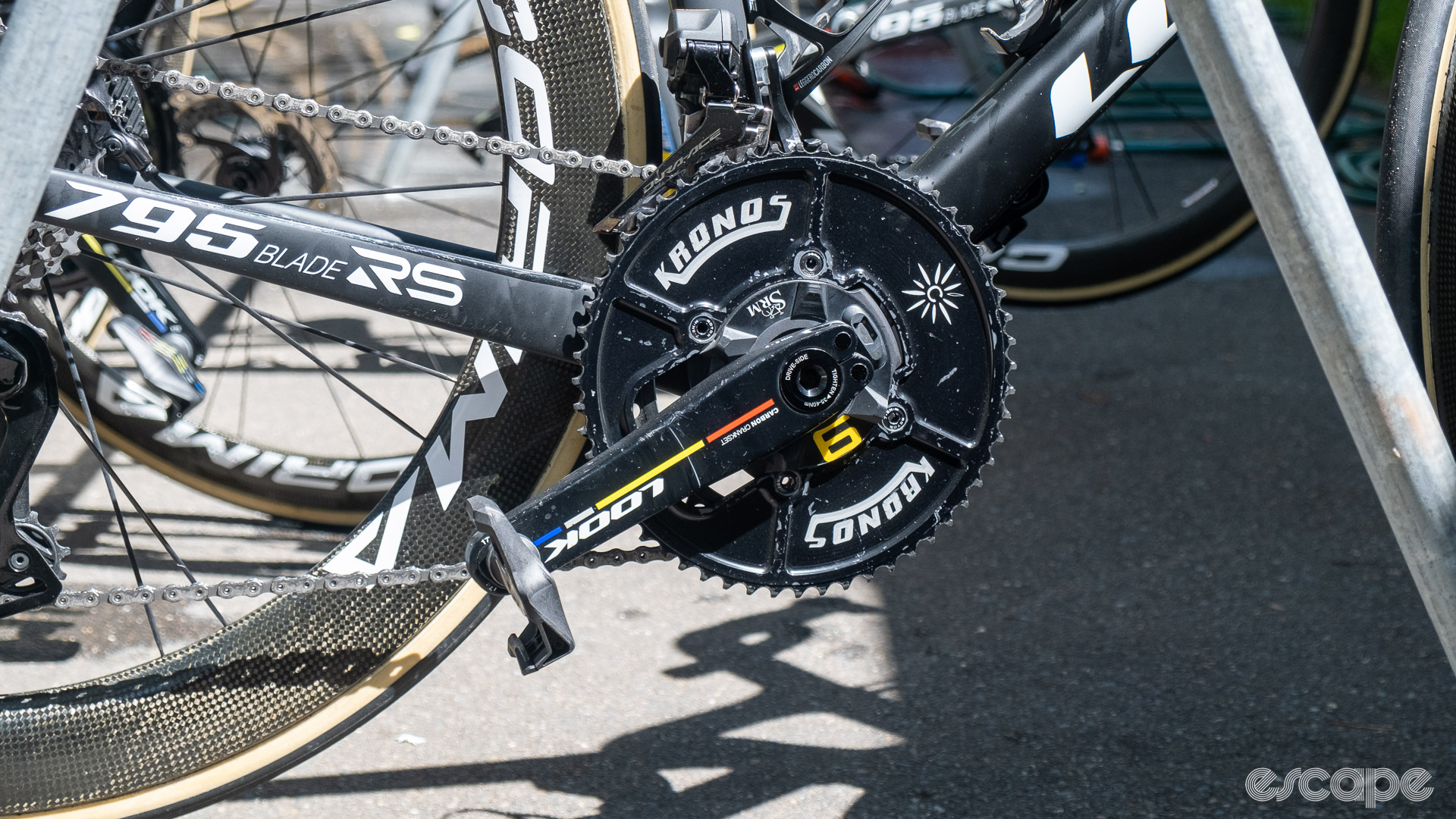 The photo shows the crank and chainrings on a Team Cofidis' Look 795 Blade RS missing its top cap.