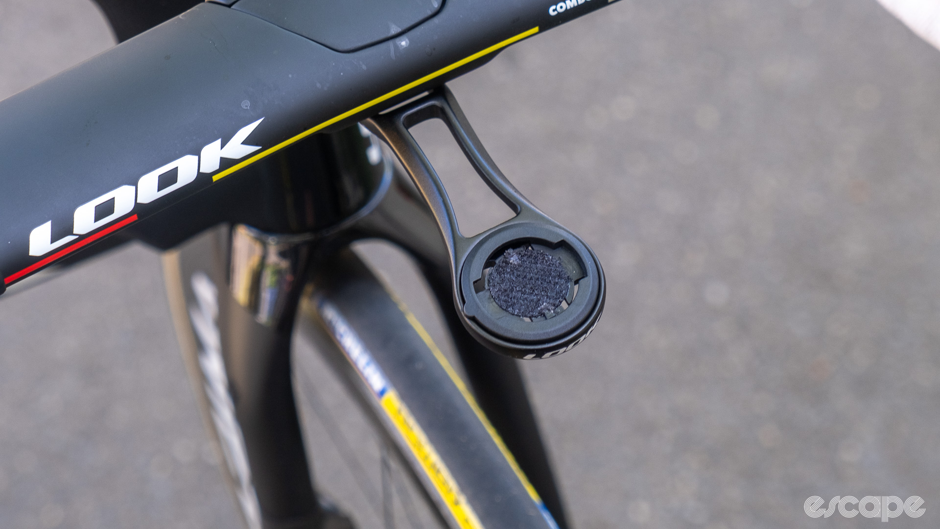 The photo shows some velcro on the head unit mount on a set of handlebars on a Team Cofidis' Look 795 Blade RS missing its top cap.
