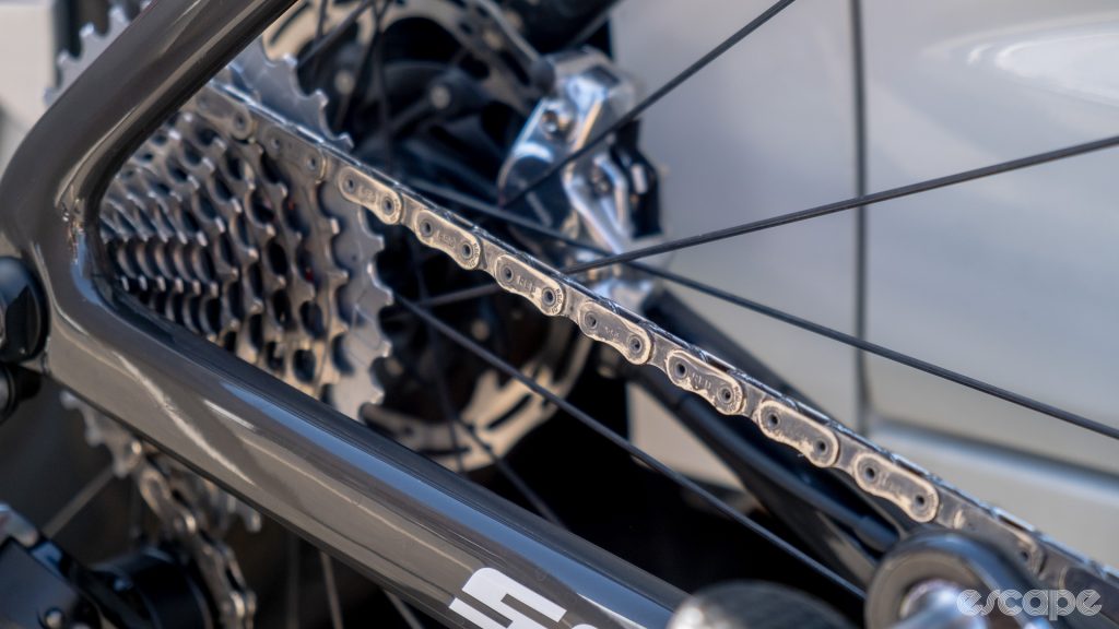 The photo shows a waxed SRAM chain on a Jumbo-Lease a Bike bike.