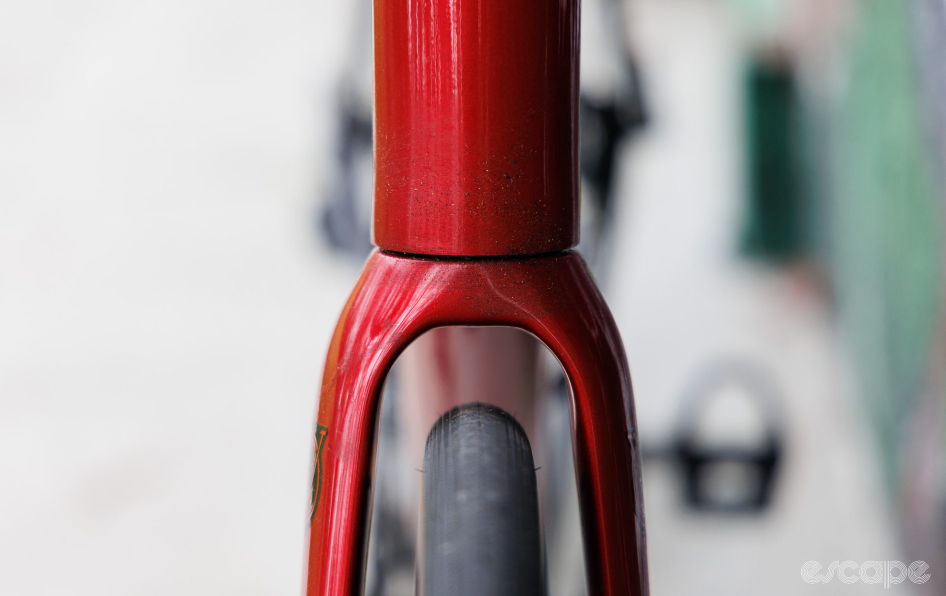 A 28 mm tyre sits within the wide front fork. 