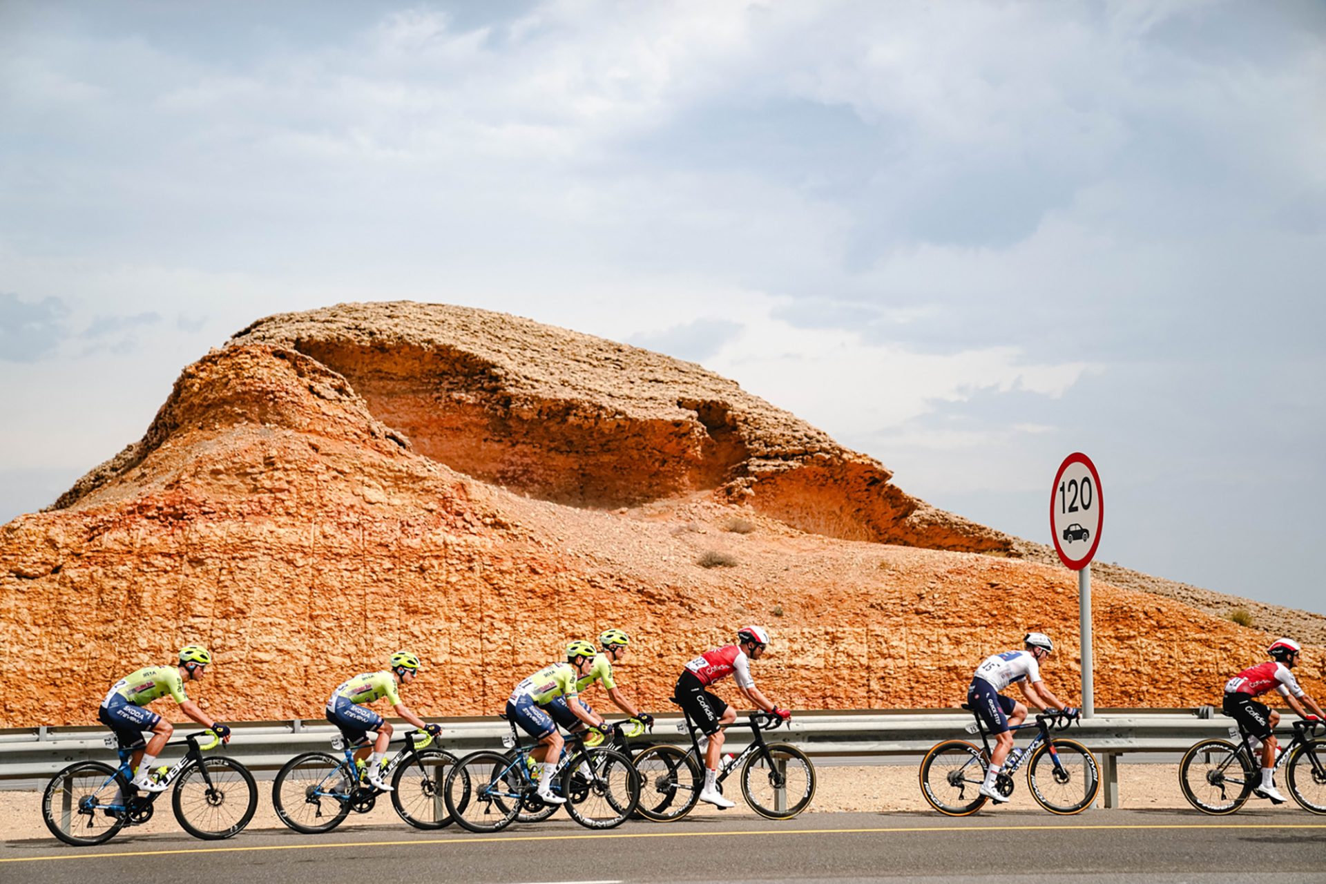 The peloton during Tour of Oman stage 3.