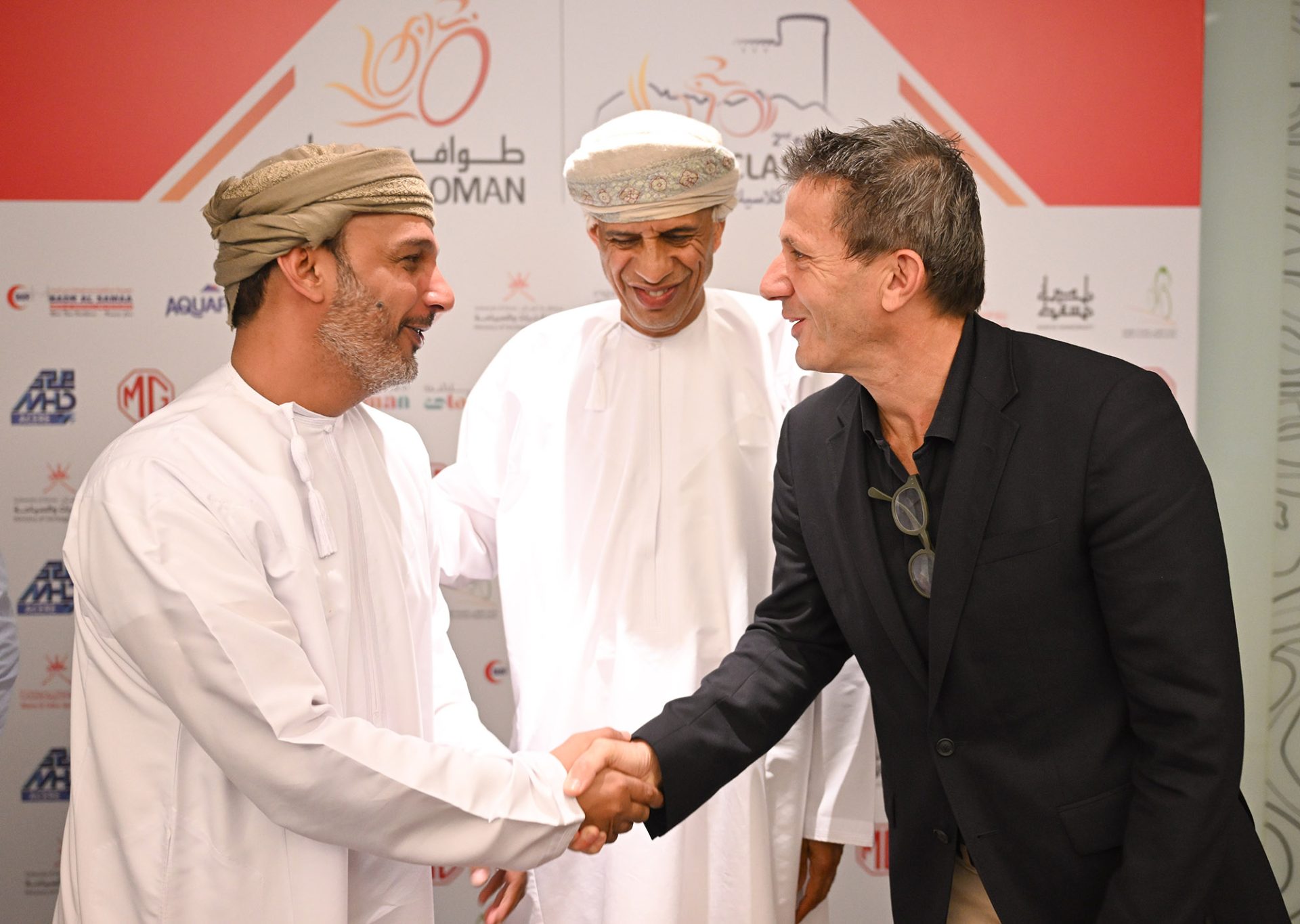 From left to right: Hisham Juma Al Sinani (General Director of Sports development at the Ministry of Culture, Sports and Youth), Saif Al Rushaidi (President of the Oman Cycling Association), Yann Le Moenner (CEO of A.S.O.)