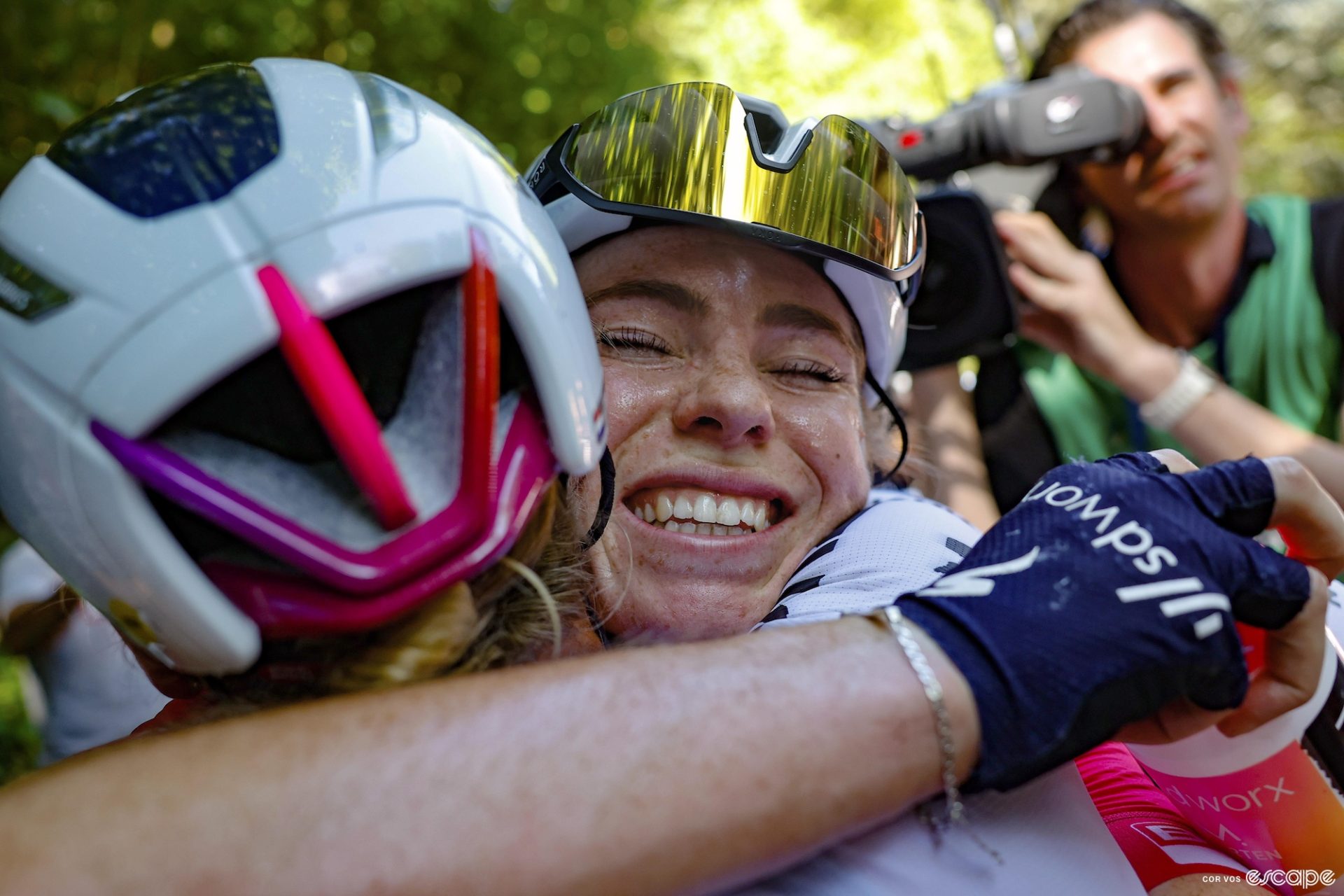 Demi Vollering embraces Lorena Wiebes after a bike race