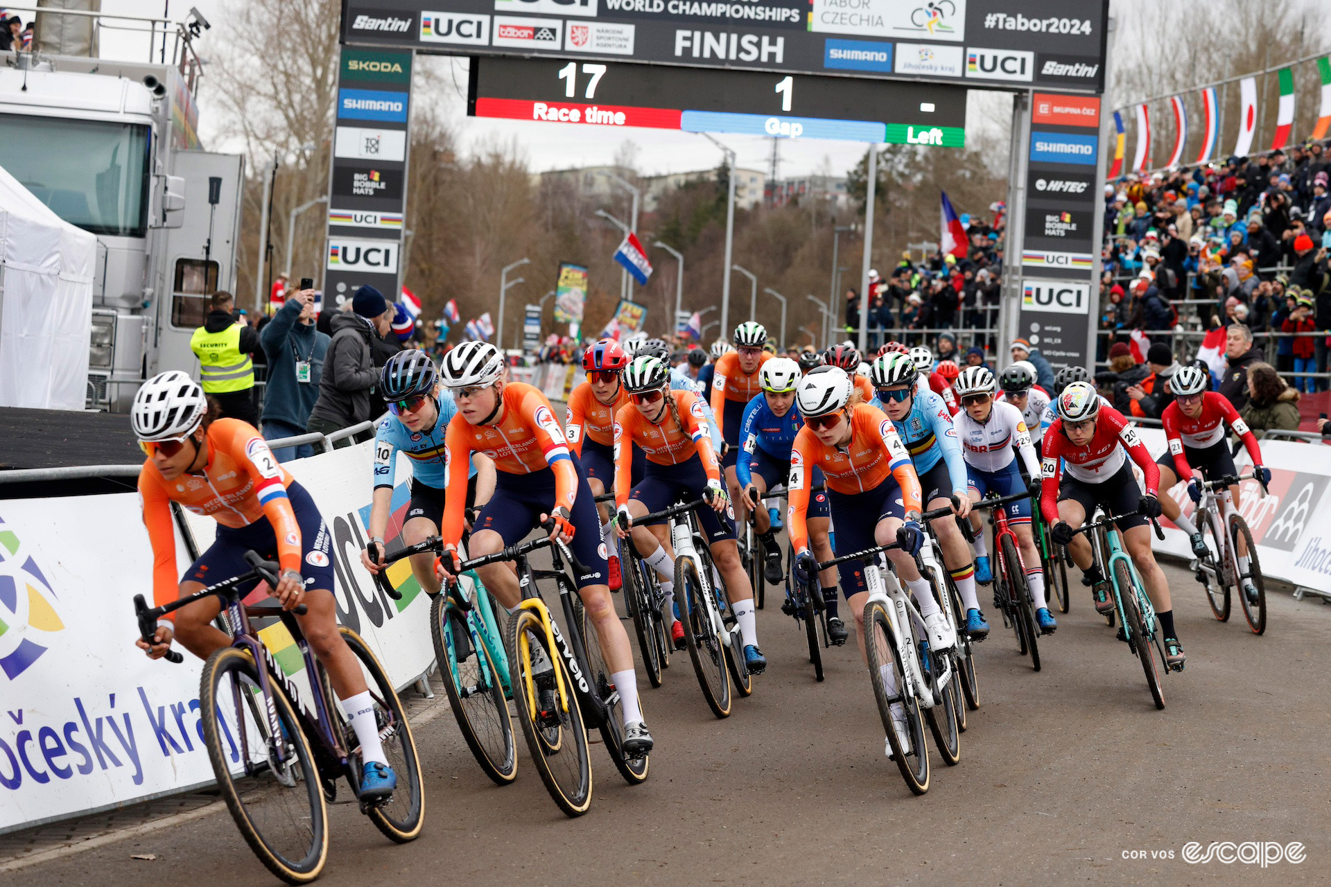 The elite women are led by Dutch riders during the 2024 Cyclo-Cross World Championships in Tábor.