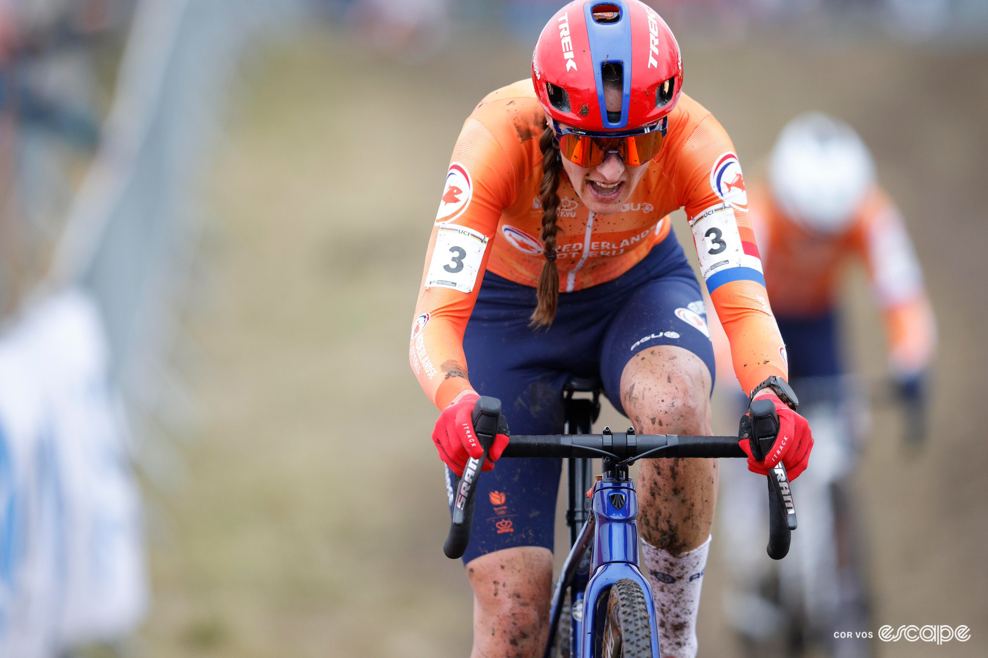 A grimacing Lucinda Brand in the Dutch national kit during the 2024 Cyclo-Cross World Championships in Tábor.