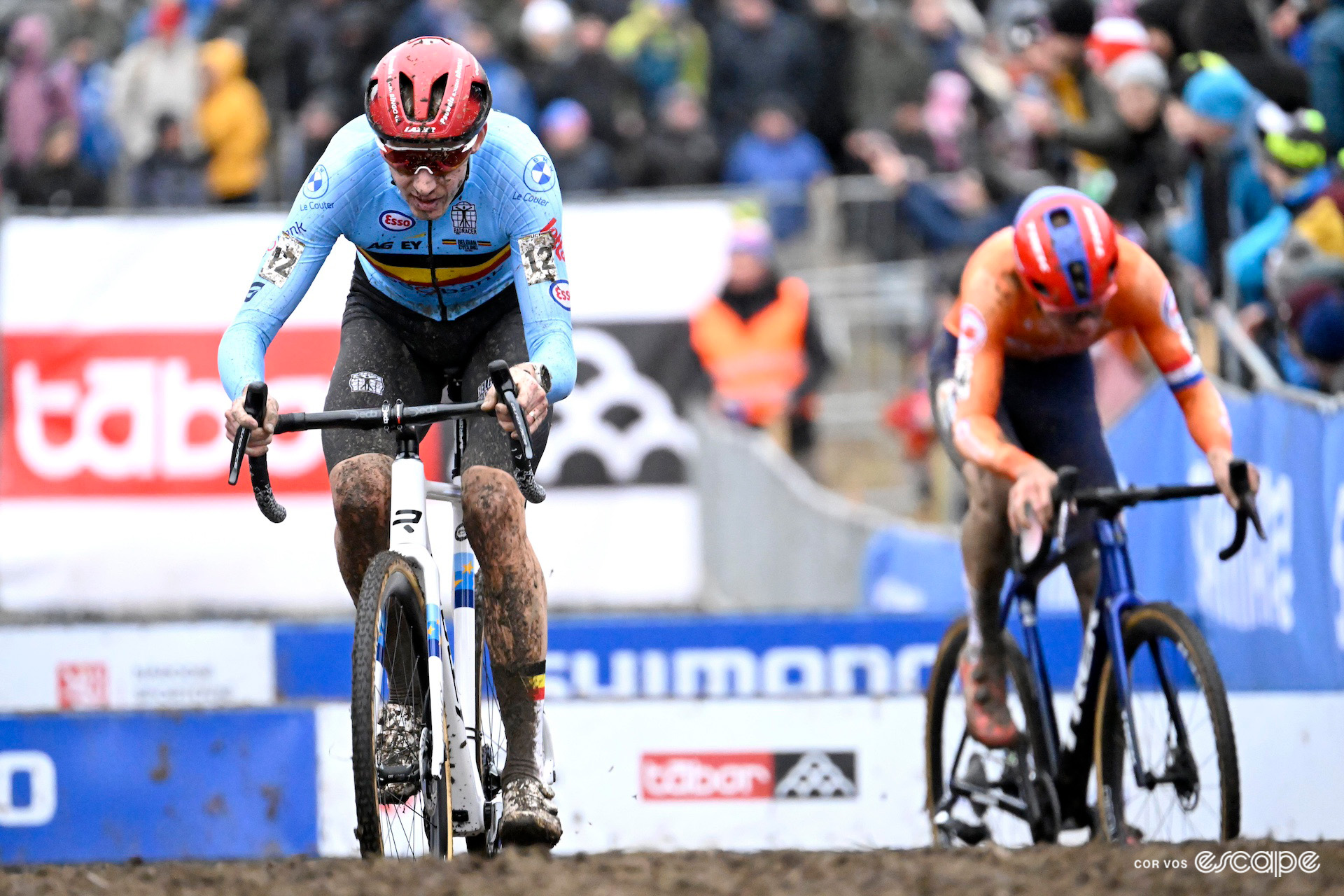 Belgian Michael Vanthourenhout leads Dutchman Pim Ronhaar during the 2024 Cyclocross World Championships in Tábor.
