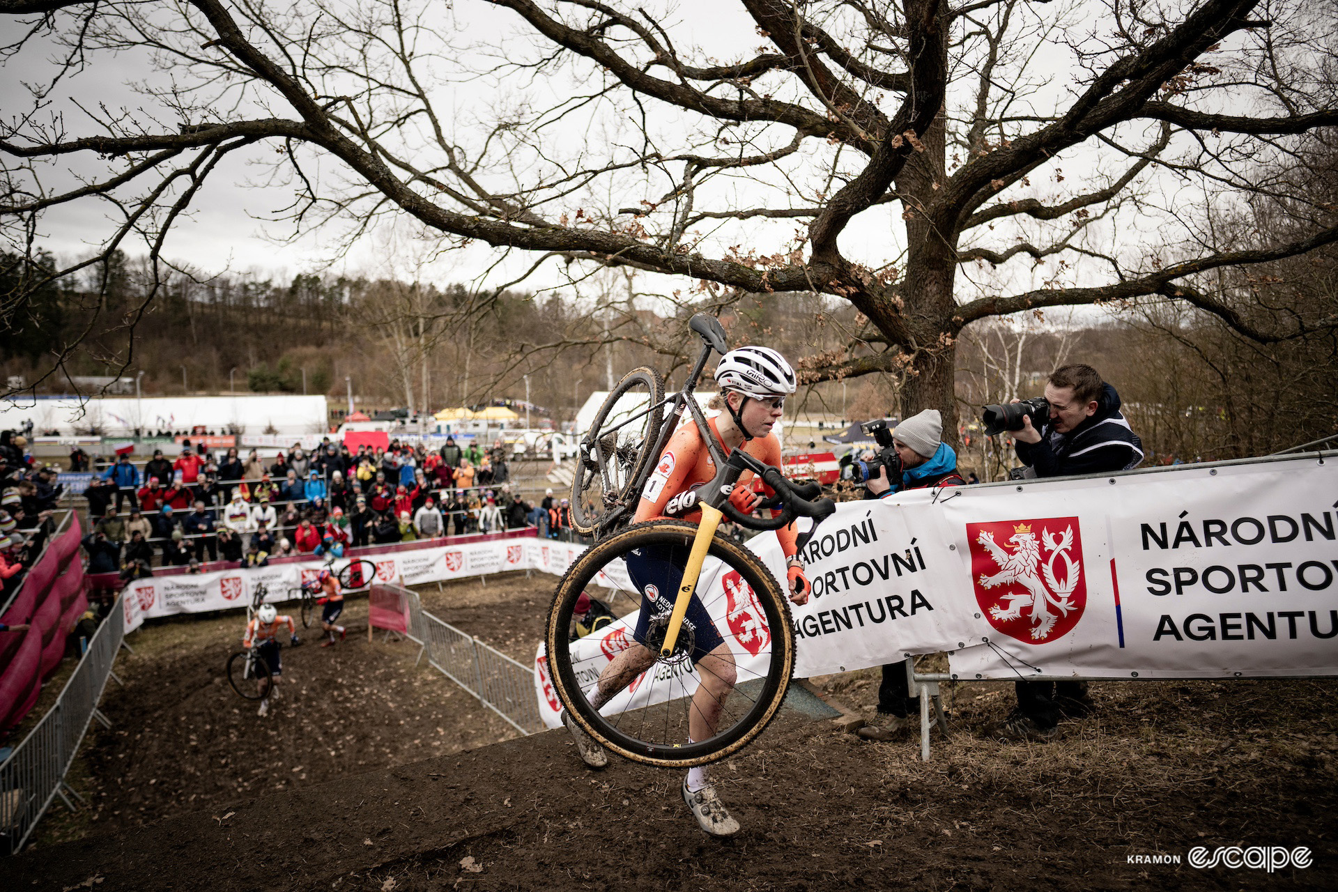 Dutch rider Fem van Empel leads the way up to the top of the stairs on foot during the 2024 Cyclocross World Championships in Tábor, compatriots Puck Pieterse and Lucinda Brand chasing behind.
