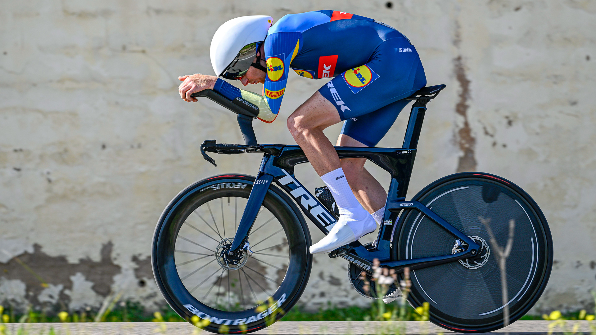 The image shows Tao Geoghegan Hart time trialling at the Volta Algarve.