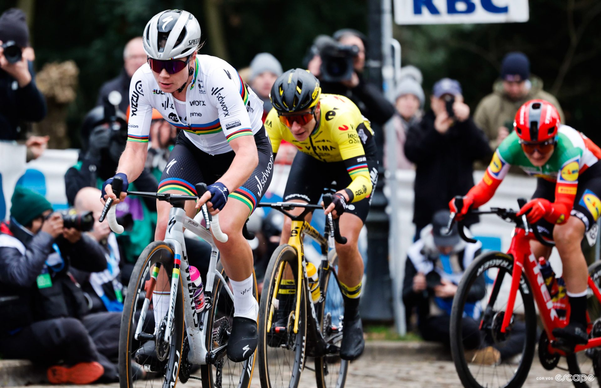 A confident Lotte Kopecky leads Marianne Vos on the Kapelmuur. The World Champion is climbing in the saddle, Vos on her wheel, while behind, Elisa Longo Borghini grimaces to keep the pace.