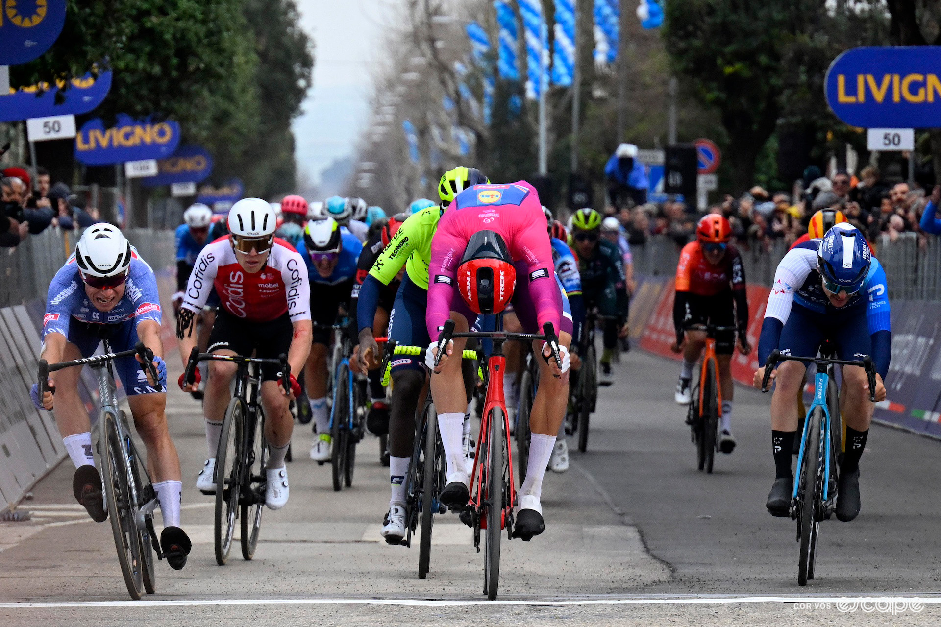 Jonathan Milan lunges for the line ahead of Jasper Philipsen in the stage 4 bunch sprint at Tirreno-Adriatico 2024.