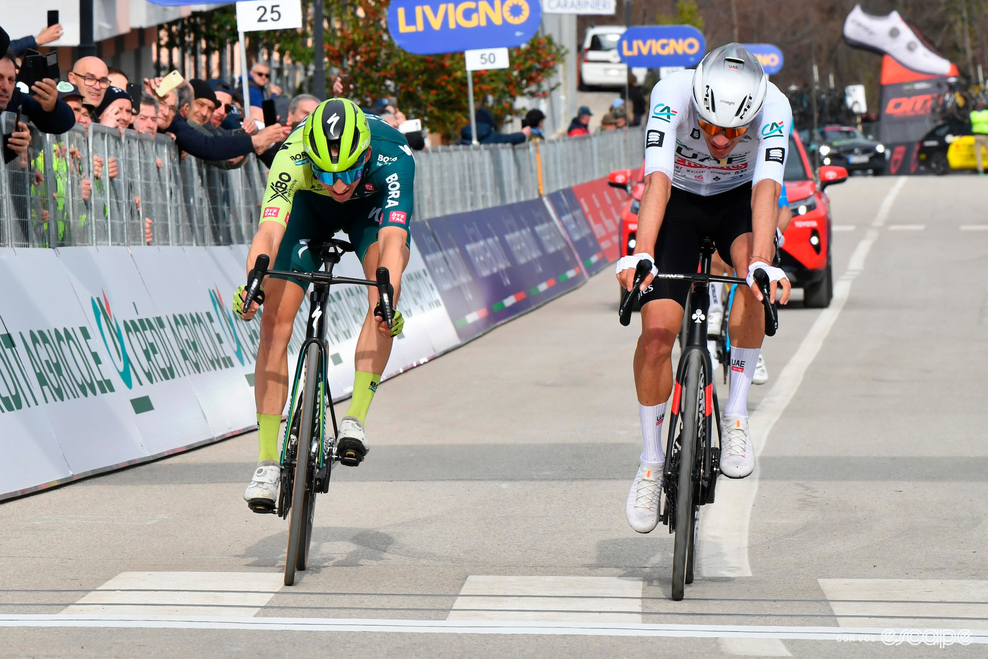 Jai Hindley and Juan Ayuso lunge for the line on stage 4 of the Tirreno-Adriatico 2024.