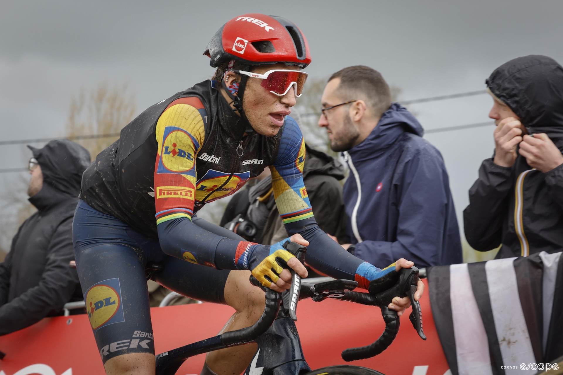 Elisa Balsamo climbs cobbles in the rain at the Tour of Flanders.