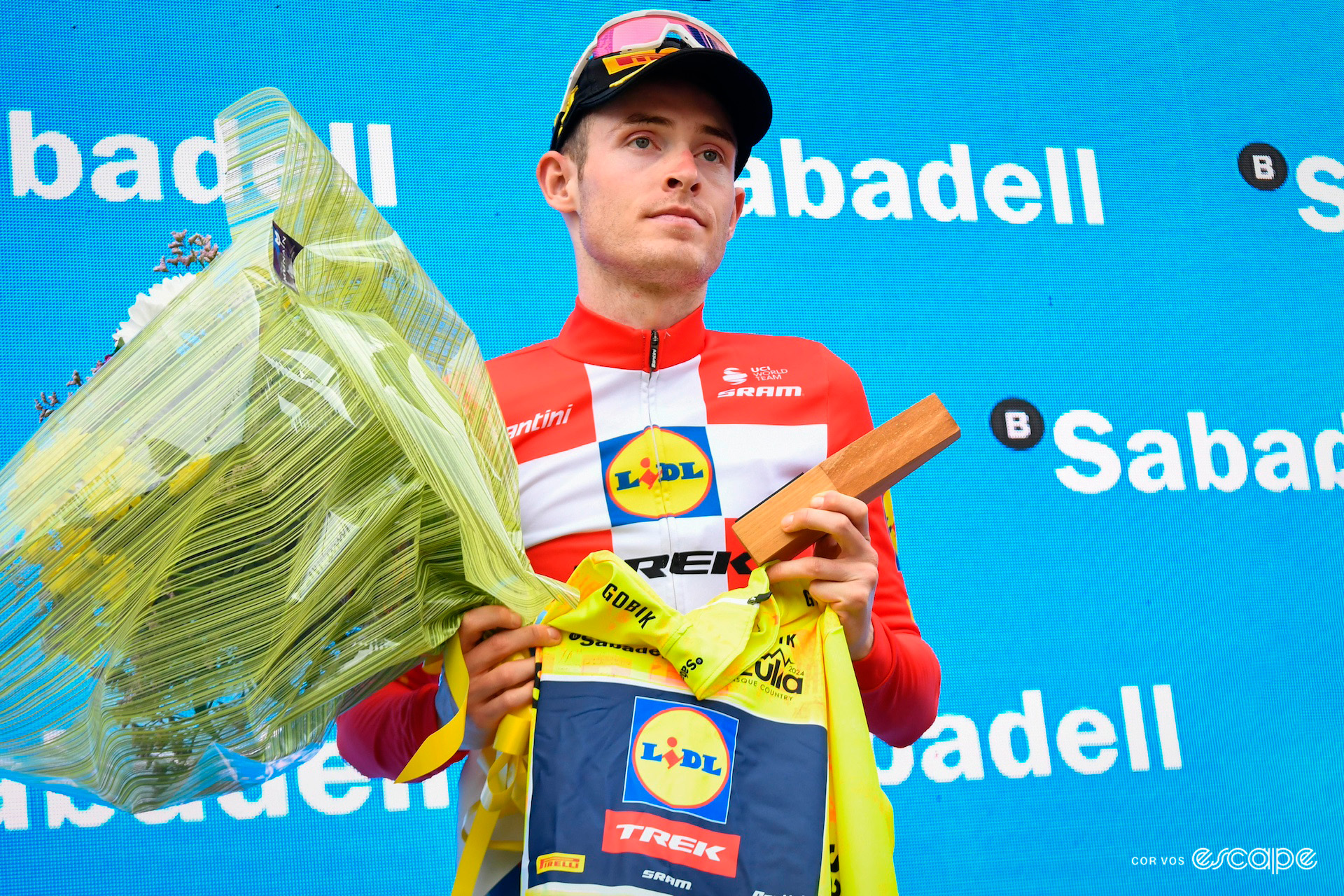 Mattias Skjelmose holds the yellow jersey on the podium following stage 4 of Itzulia Basque Country 2024.