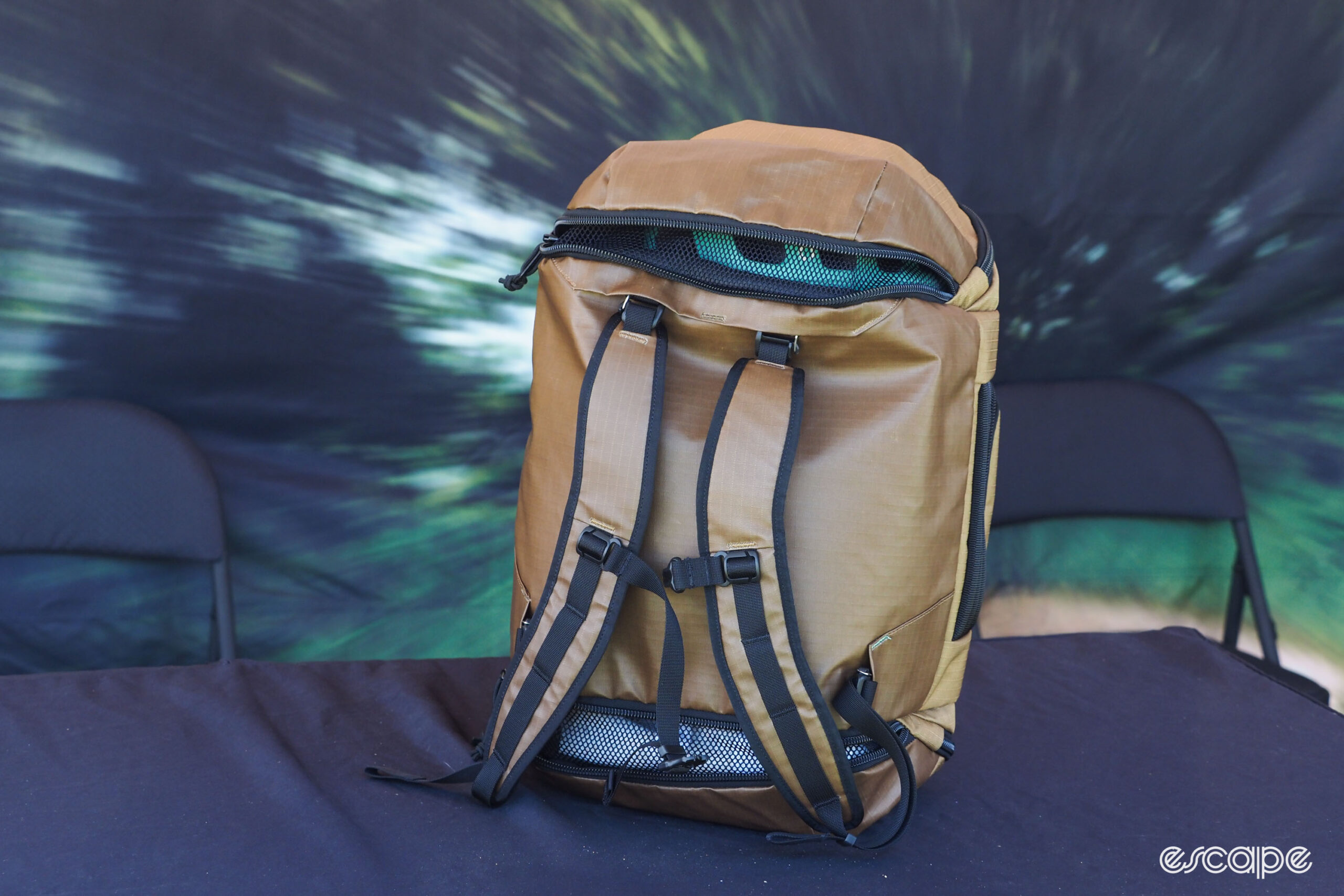 Orucase Janus duffel backpack straps