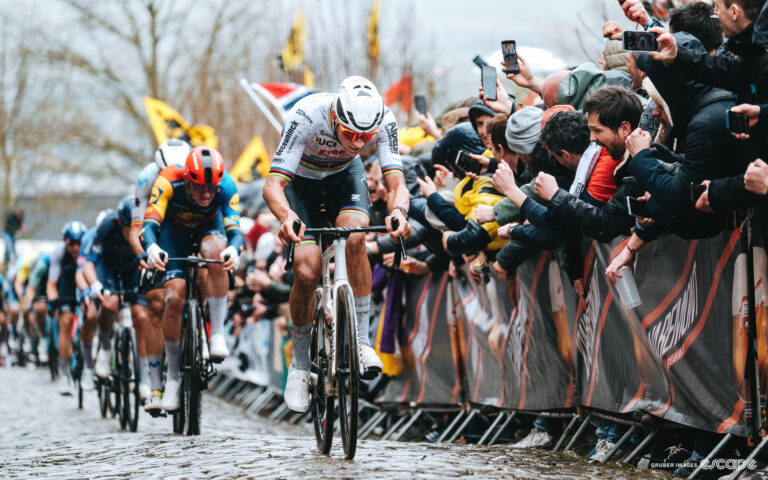 Mathieu van der Poel climbs the cobbles at the Tour of Flanders. Just behind, the former World Champion Mads Pedersen fights to keep the wheel.