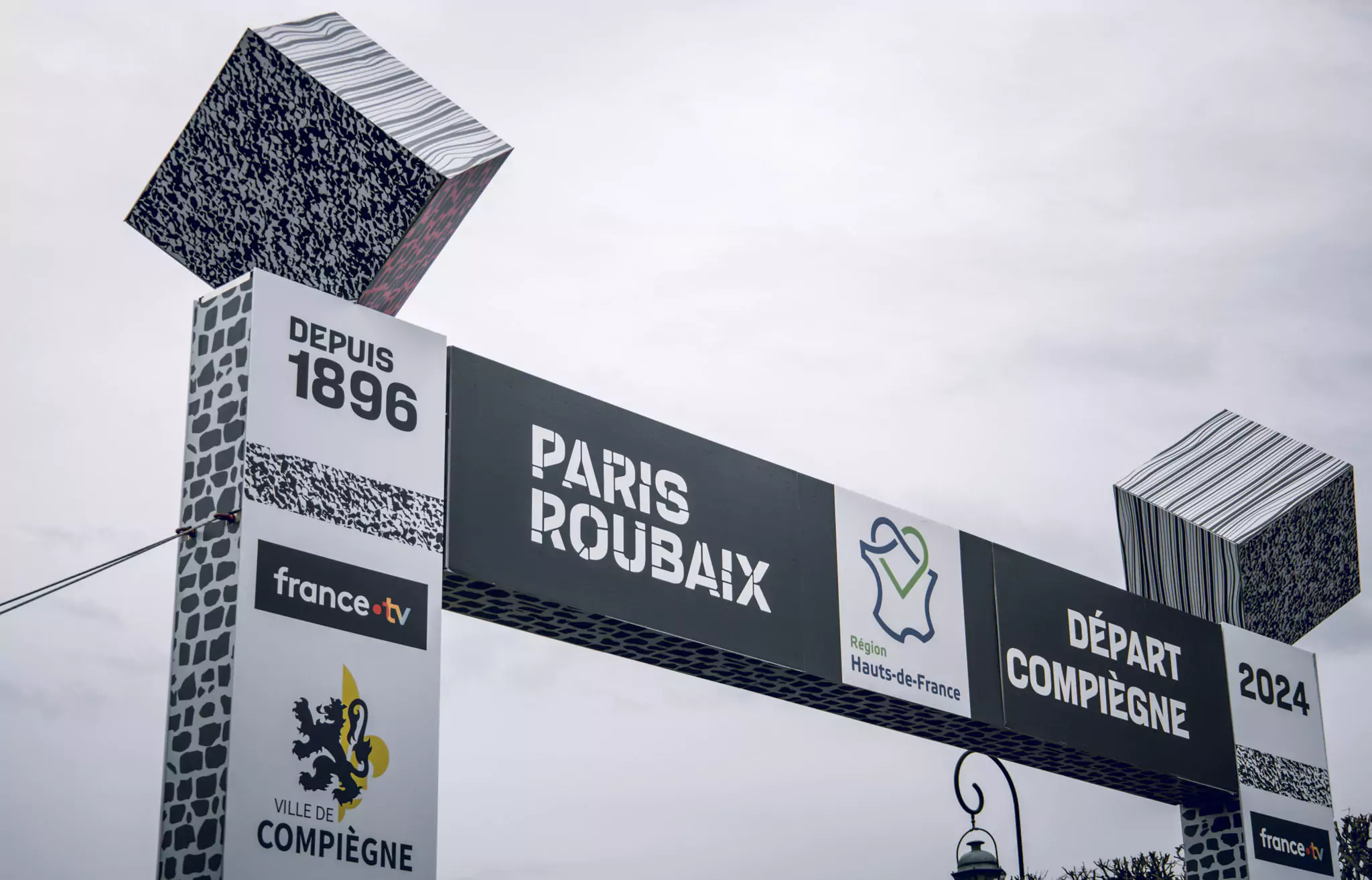The starting arch of the men's Paris-Roubaix
