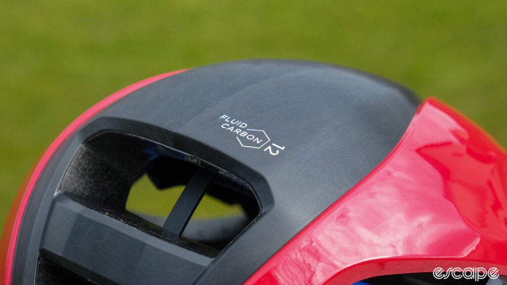 The photo shows the black Fluid Carbon 12 panel on the Kask Elemento helmet 