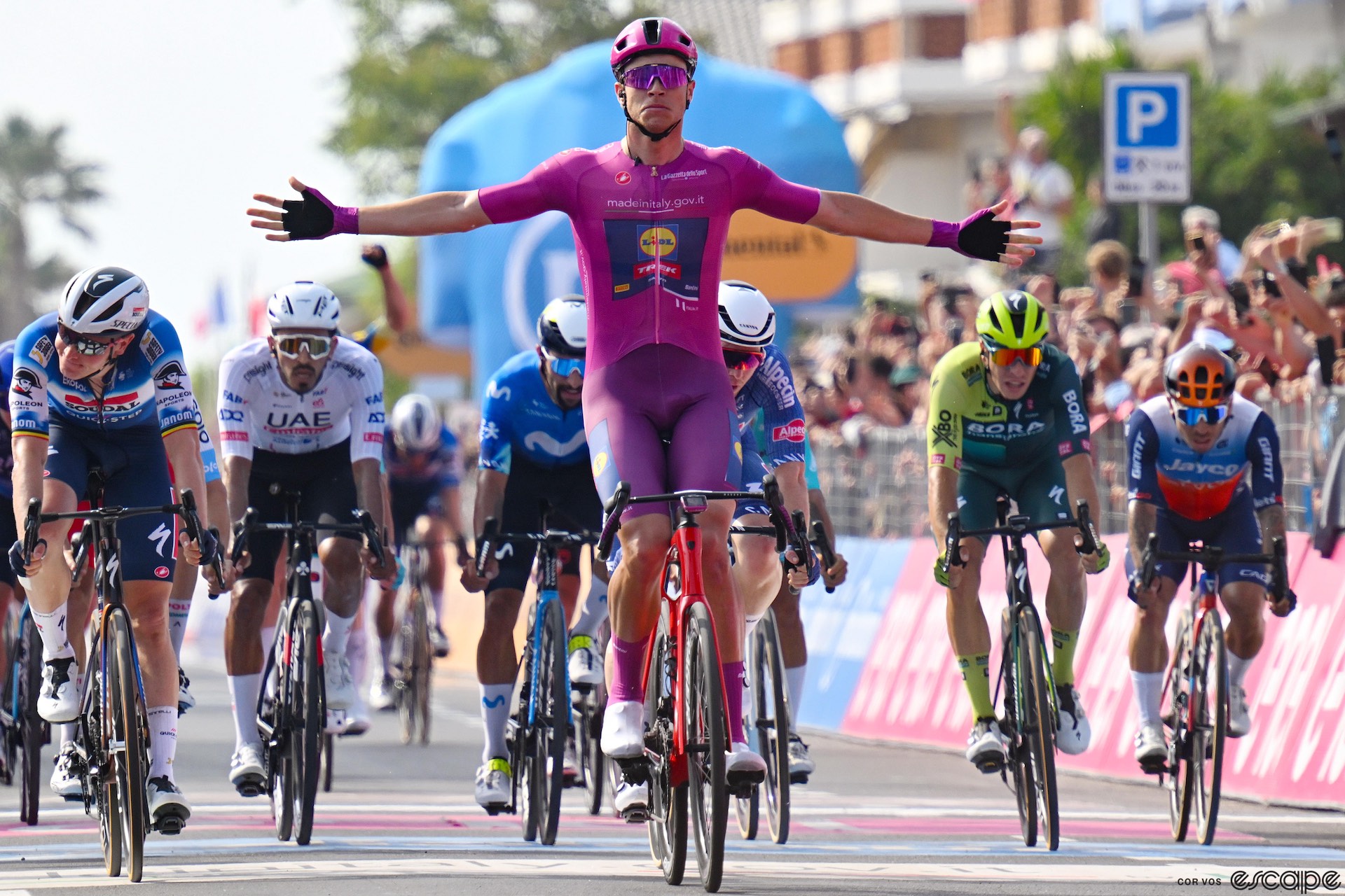 Jonathan Milan wins stage 11 of the Giro d'Italia.
