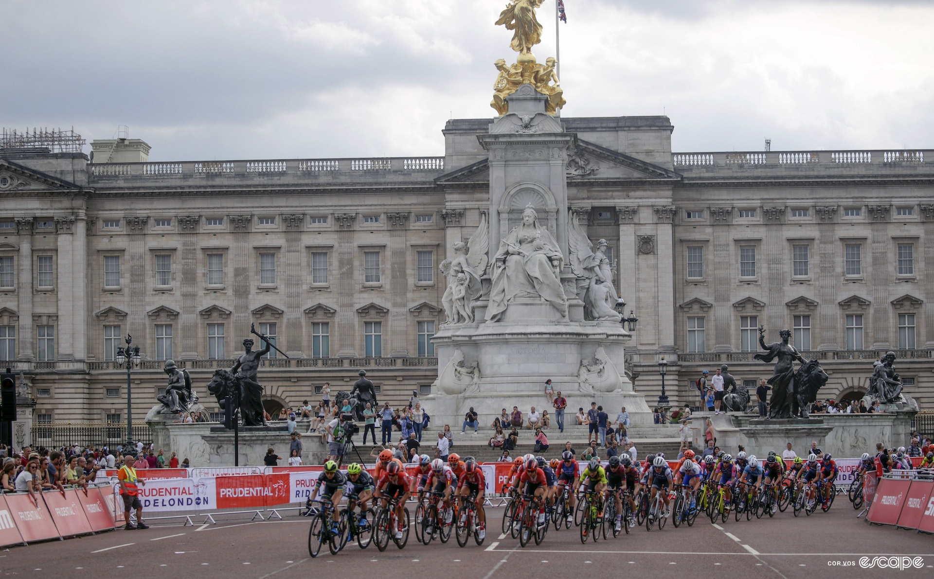 The peloton rides past Buckingham Palace 