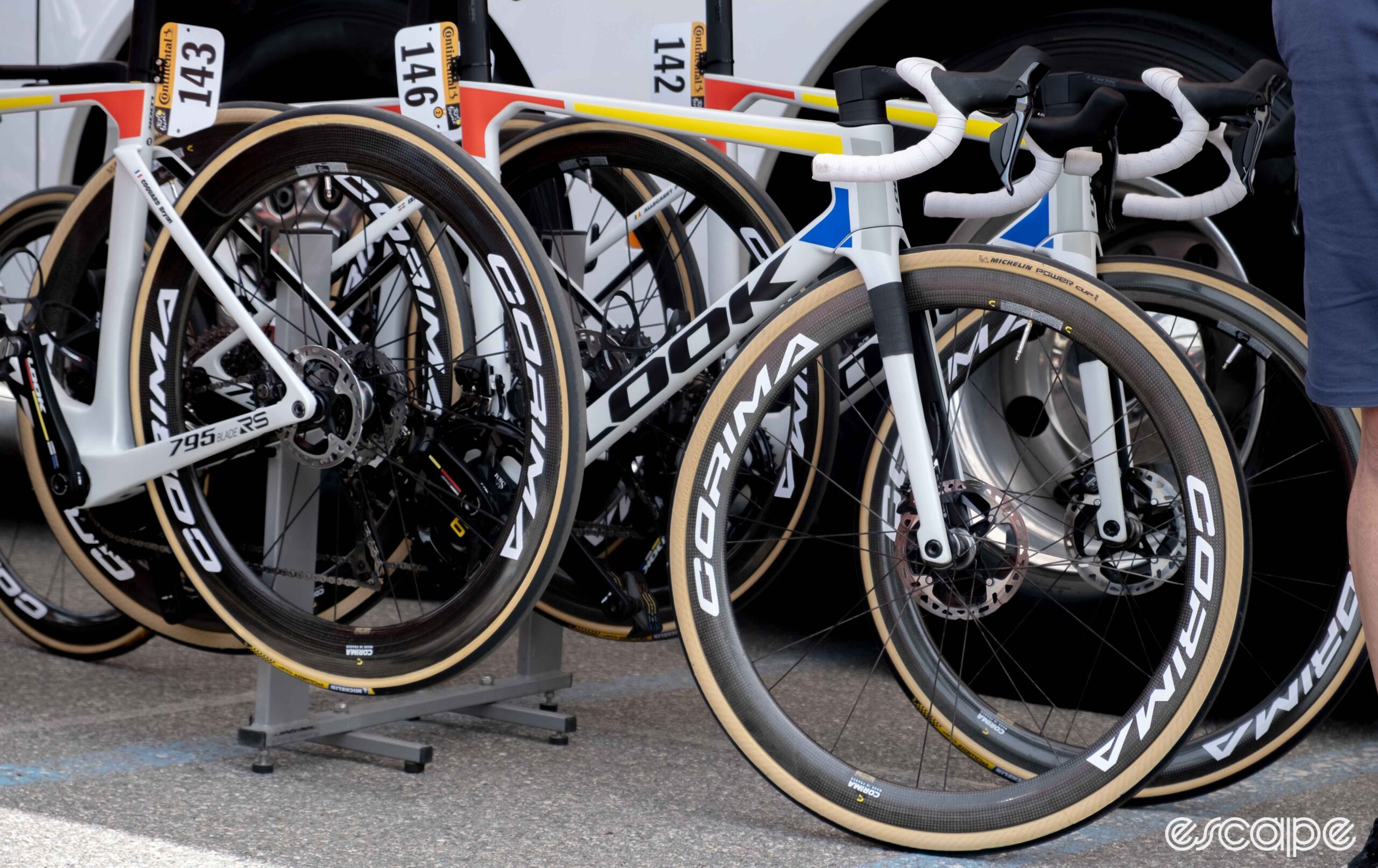 La photo montre les vélos de l'équipe Cofidis avec des pneus tubulaires. 