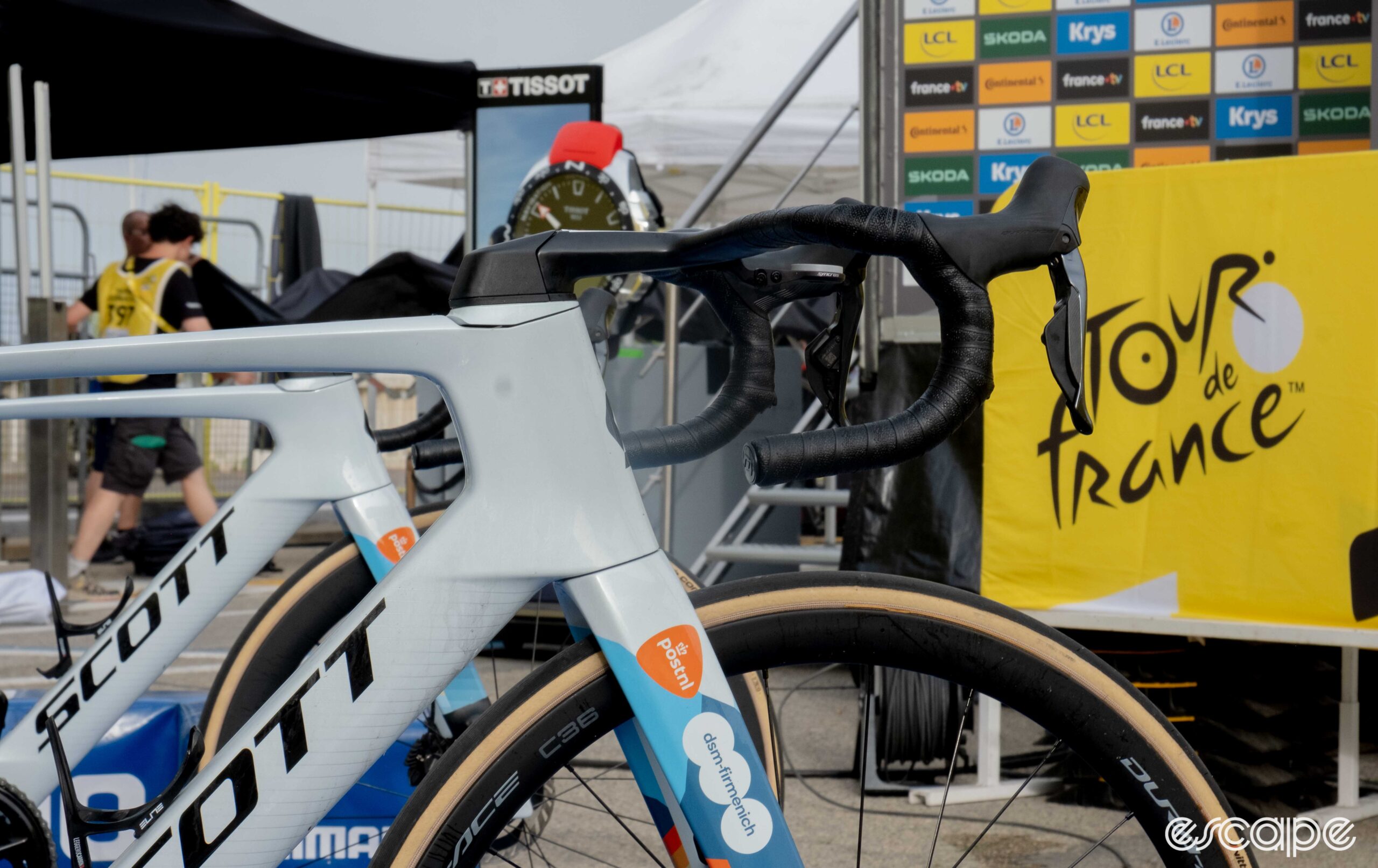 The photo shows Bardet's integrated handlebars.