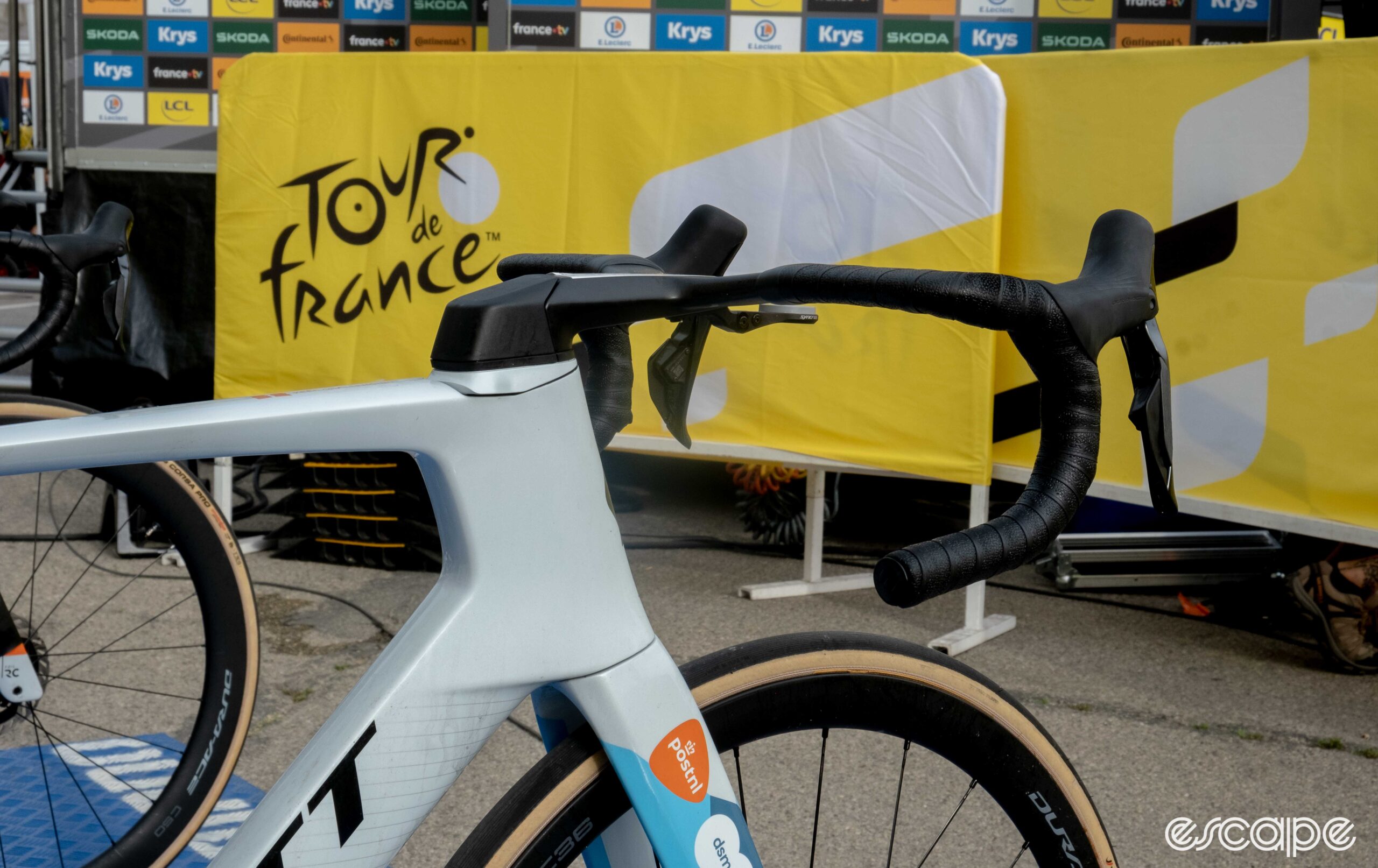 The photo shows Bardet's integrated handlebars.