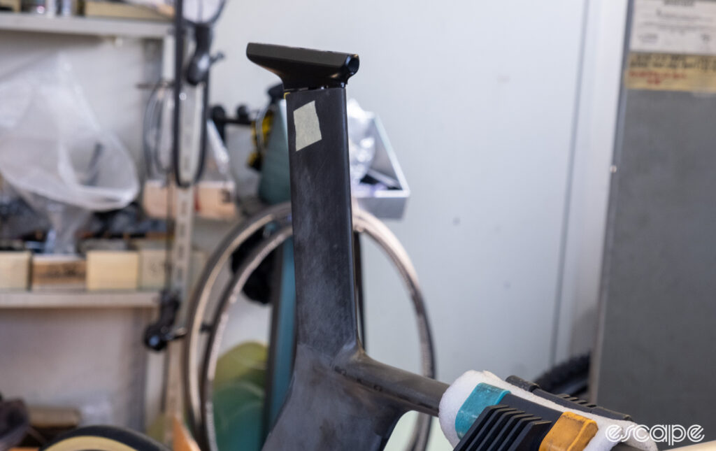 The image shows the integrated seat post.