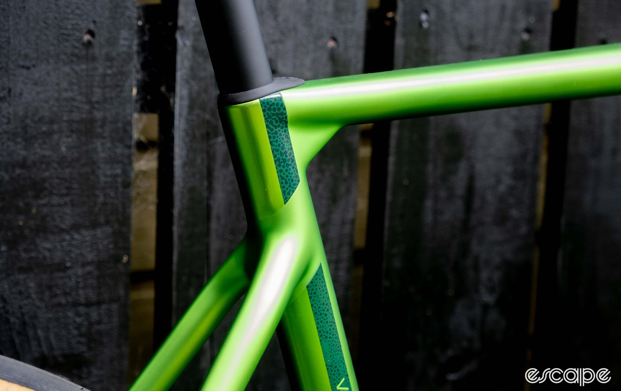 The photo shows the Verticale with focus on the seat post clamp integrated into a bridging on the top tube and seat tube