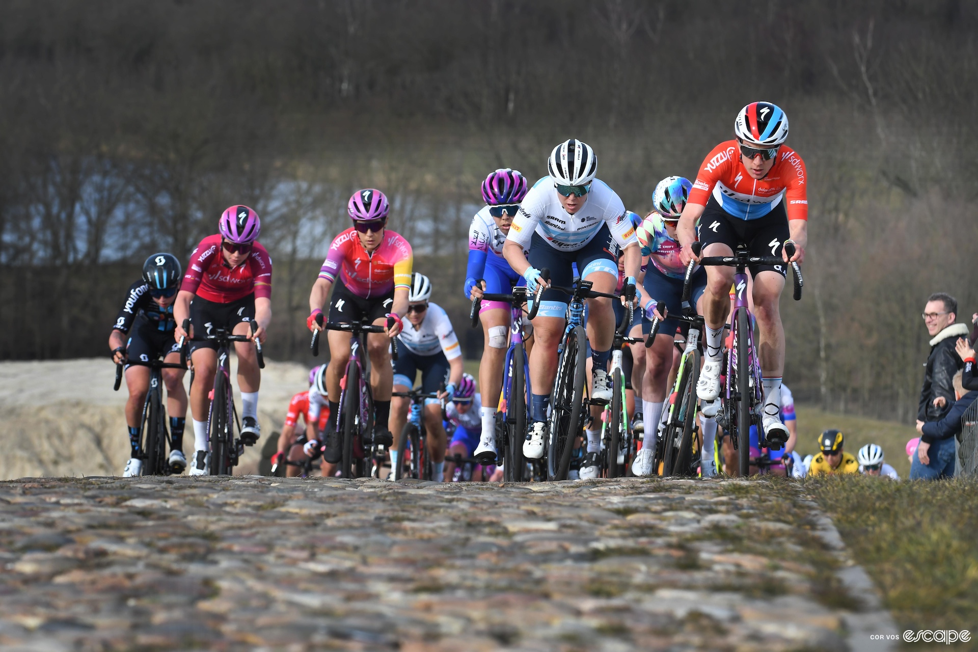 The peloton races over the cobbled VAMberg