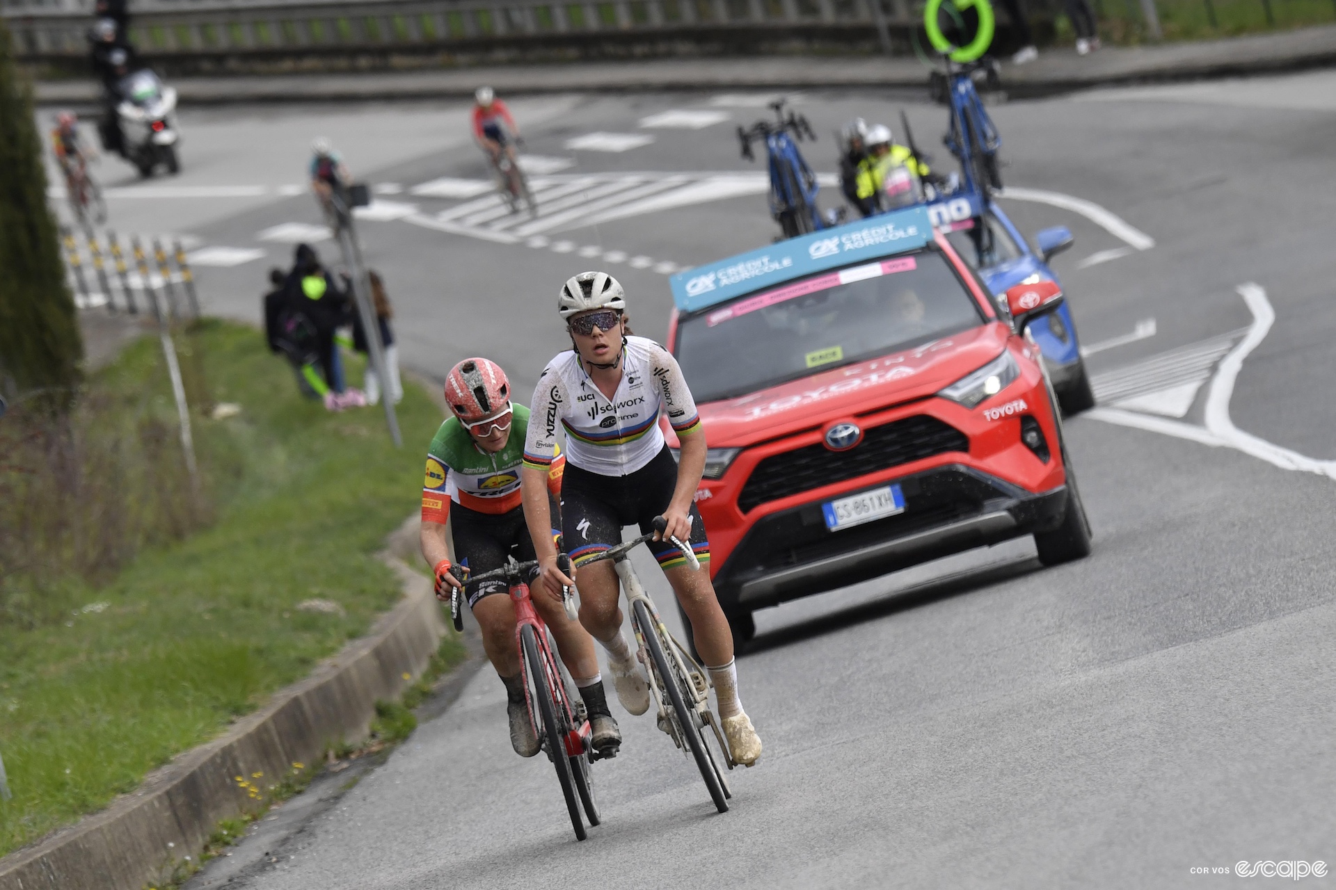 Kopecky leads Longo Borghini on an open road in Italy