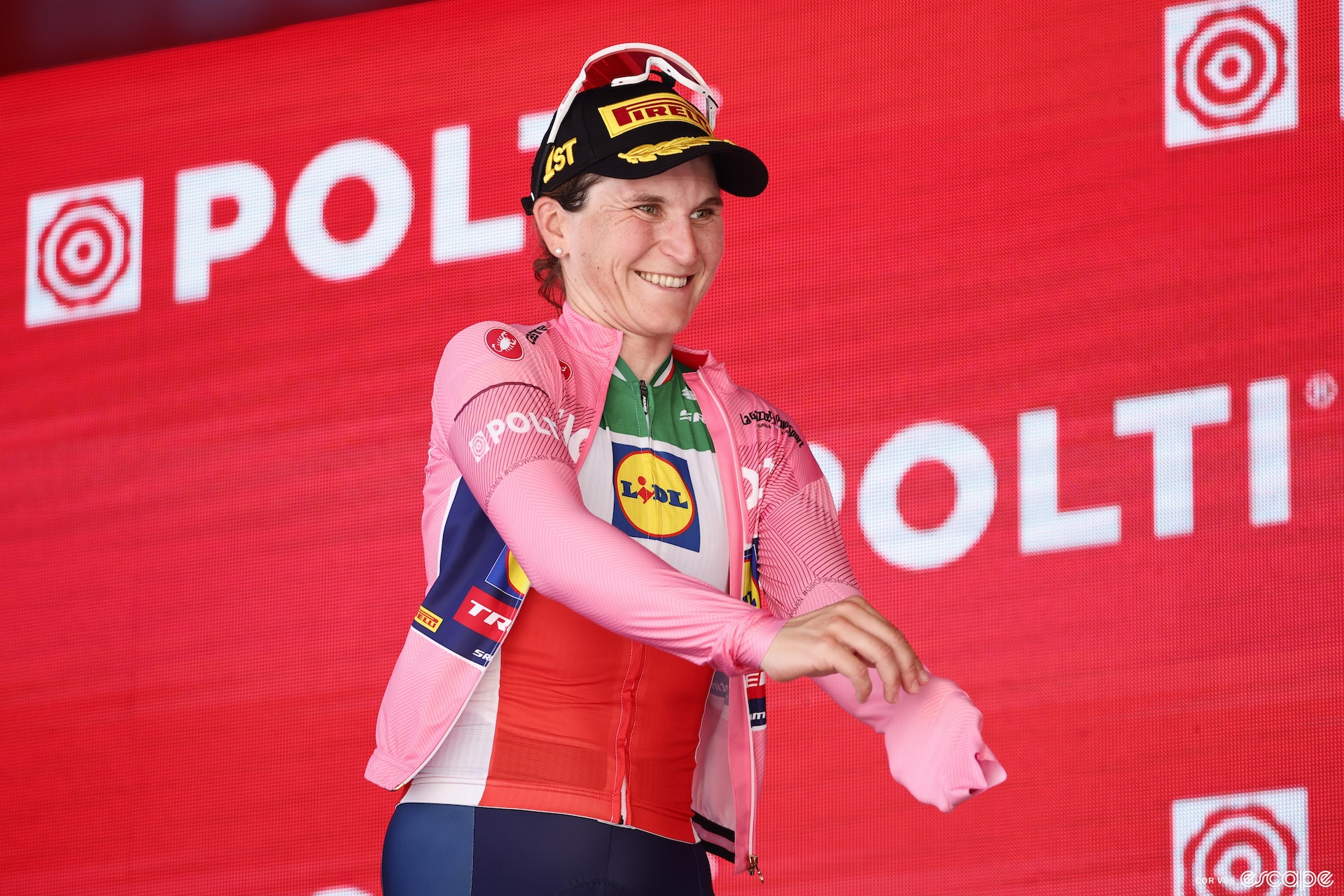 Elisa replaces her national champions jersey with the pink leader's jersey of the Giro 