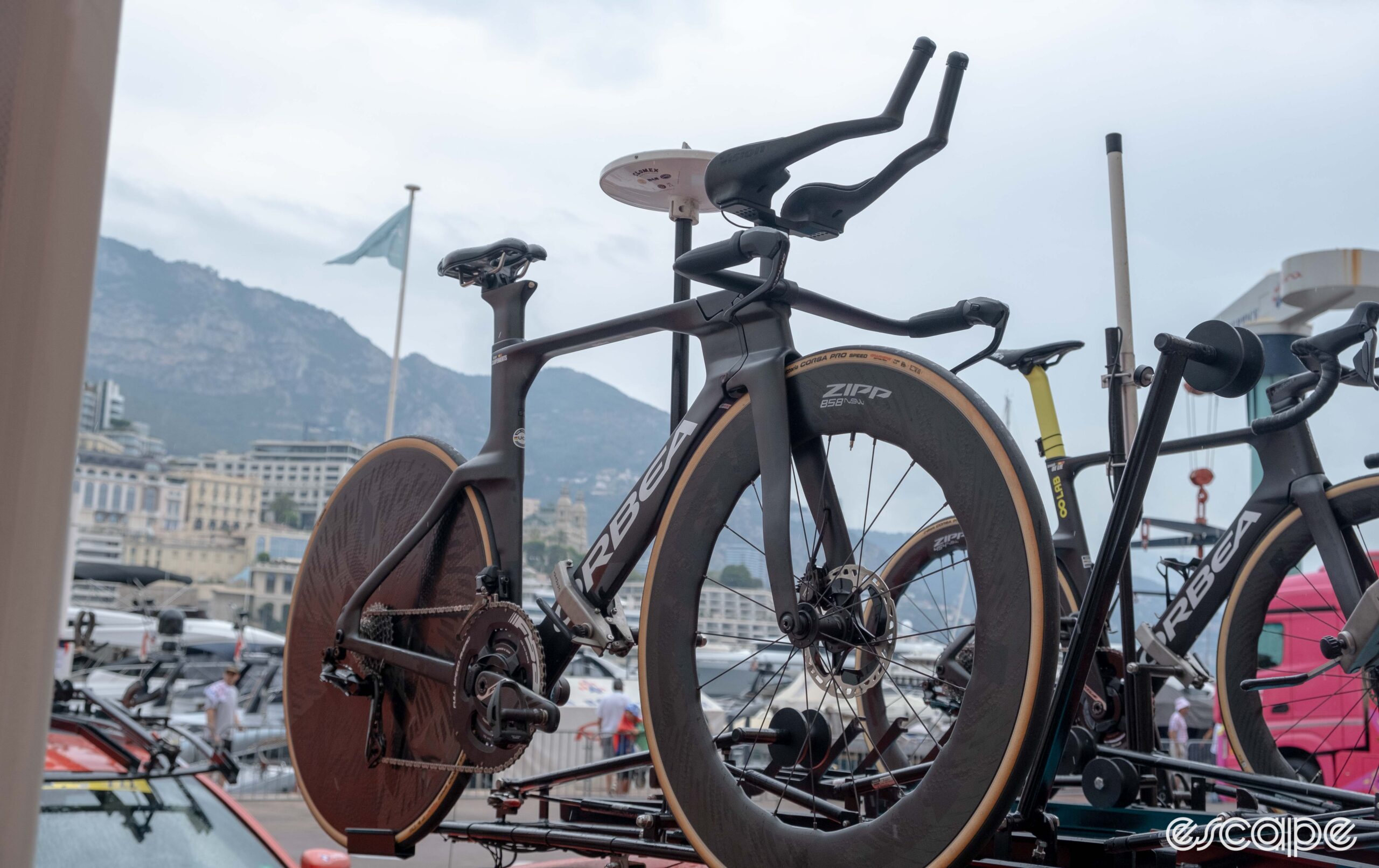 The image shows an orbea ordu tt bike on a car roof