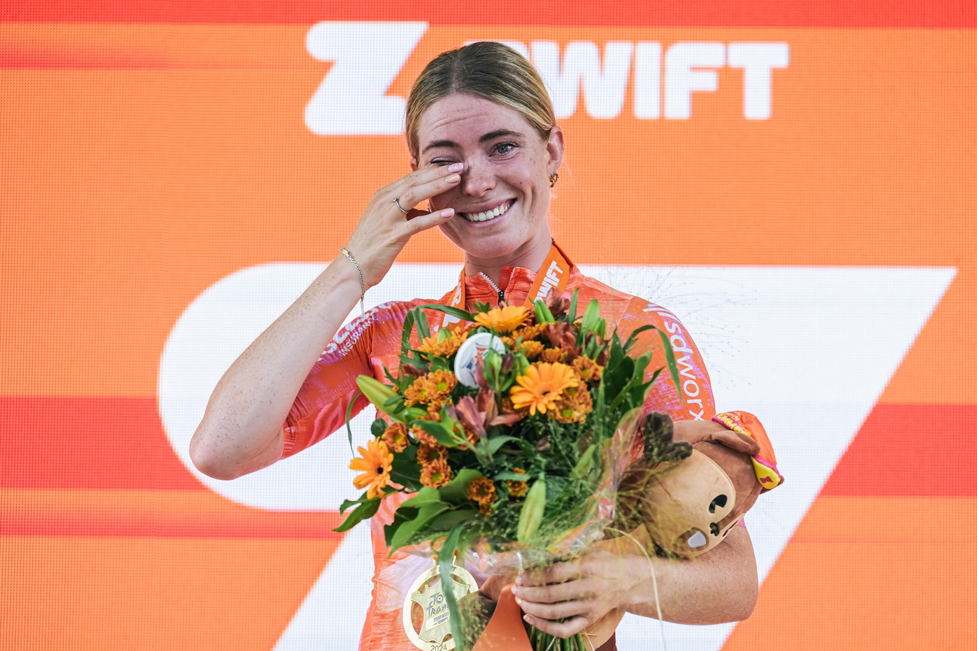 Demi veegt de tranen weg op het podium 