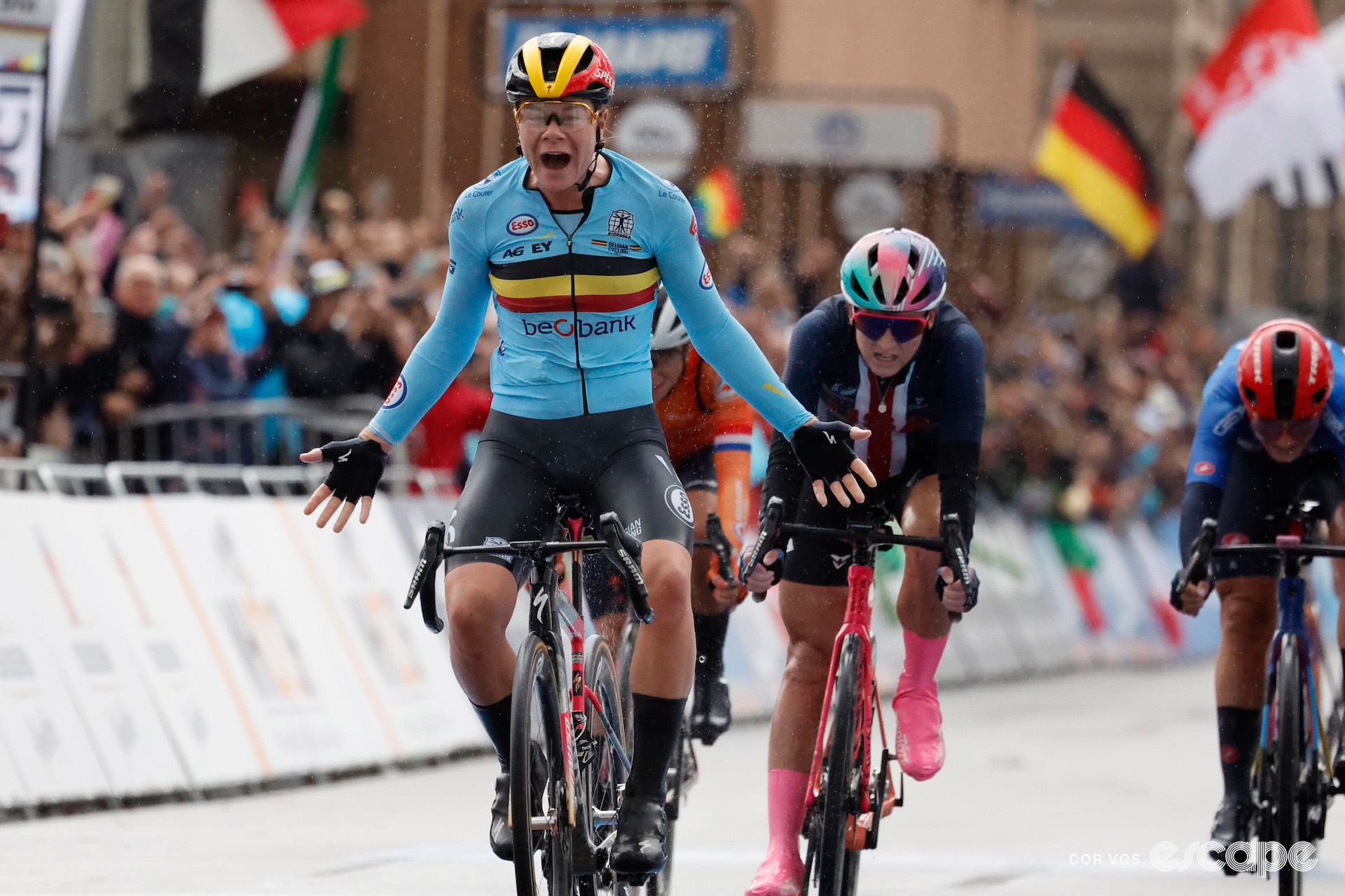 World Champs women’s road race: Kopecky uses brains and brawn to defend world title – Escape Collective